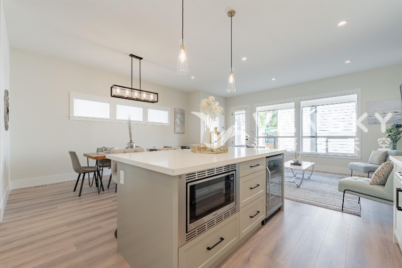 250617193755_kitchen counter 2.jpeg